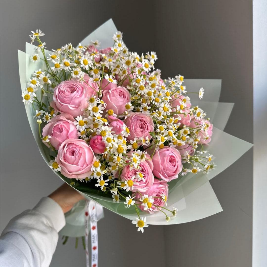 Букет #203 Пионовидные кустовые розы и ромашки
