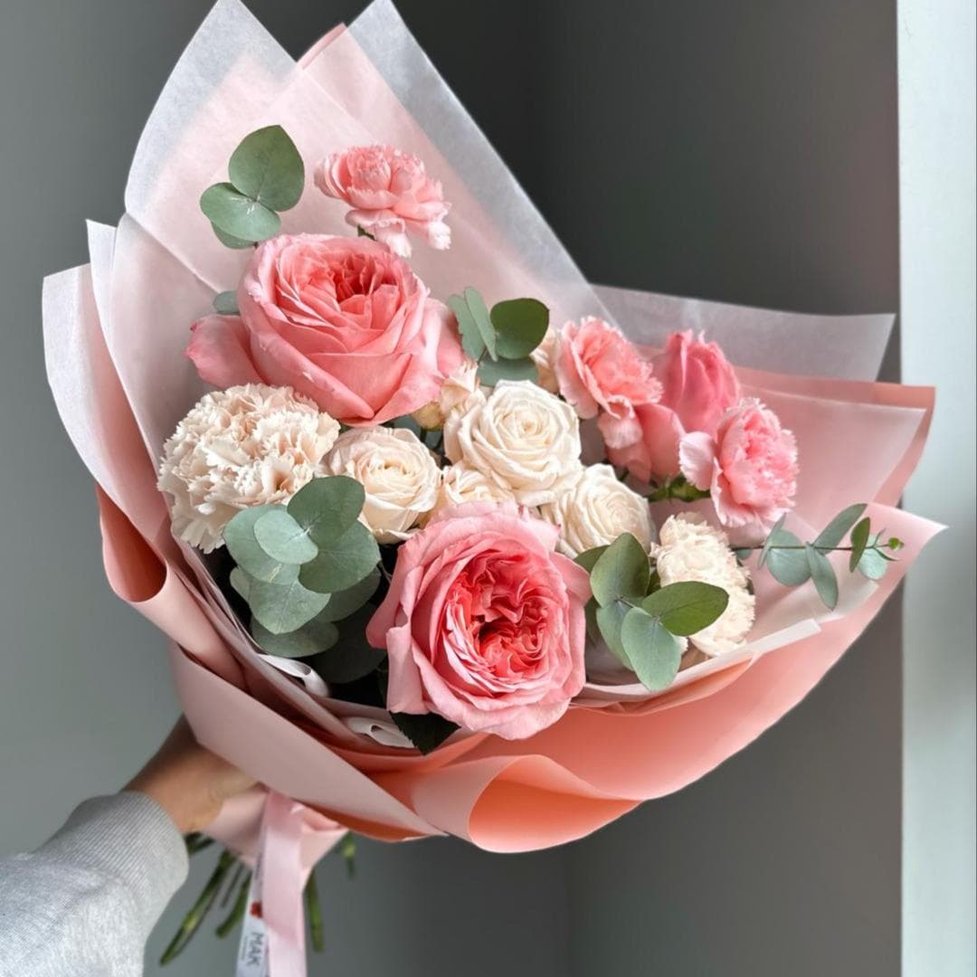 Букет #207 Пионовидные розы, диантусы, эвкалипт