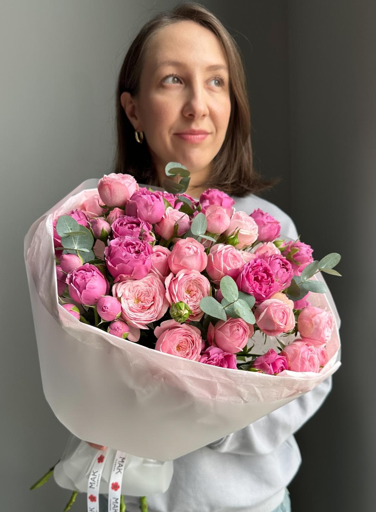 Букет #242 Кустовые пионовидные розы и эвкалипт