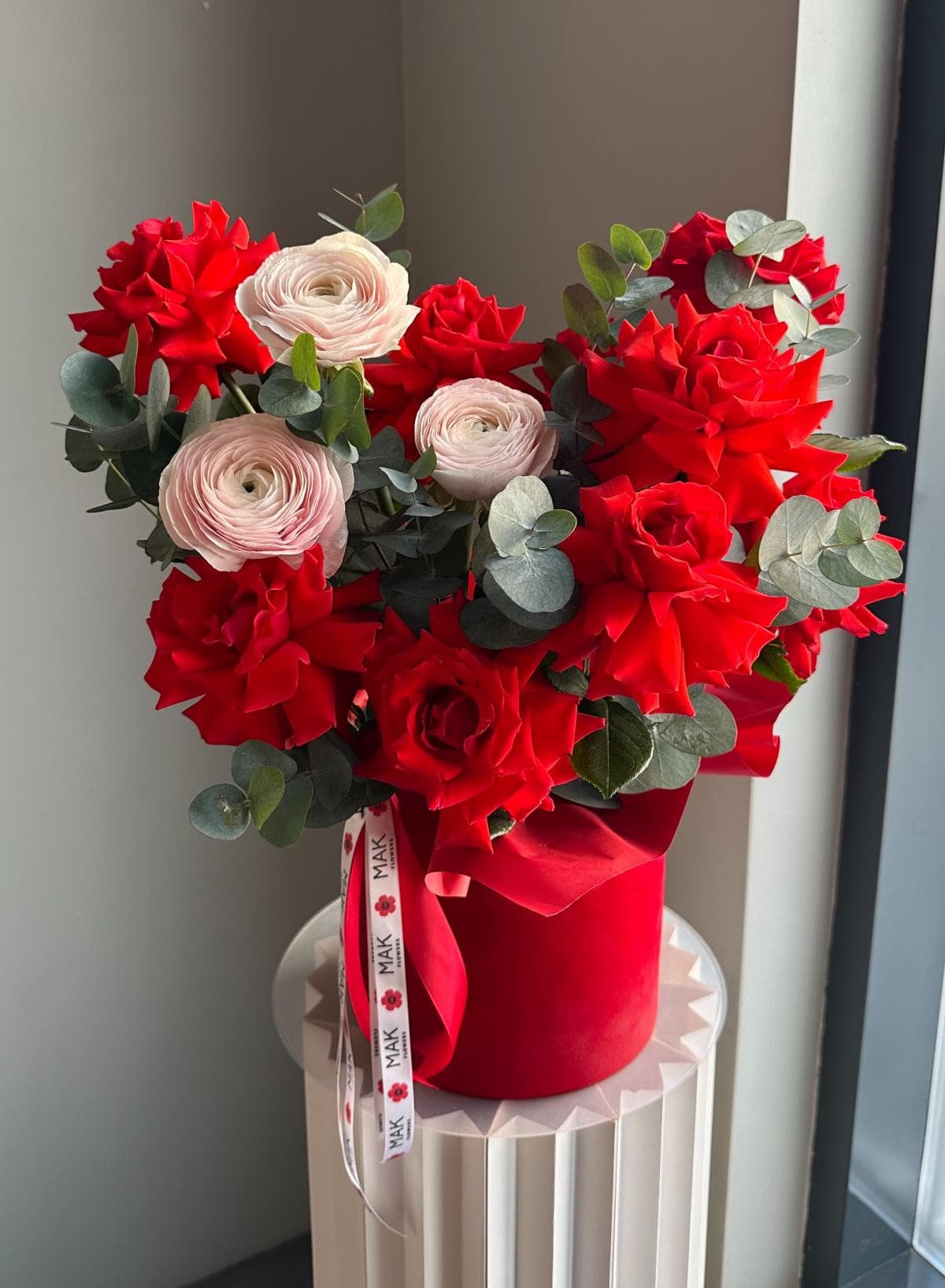 Коробка #327 Розы "Нина", ранункулюс