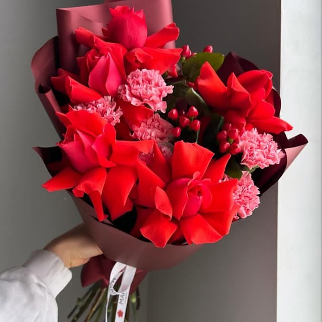 Букет #204 Алые розы, диантусы