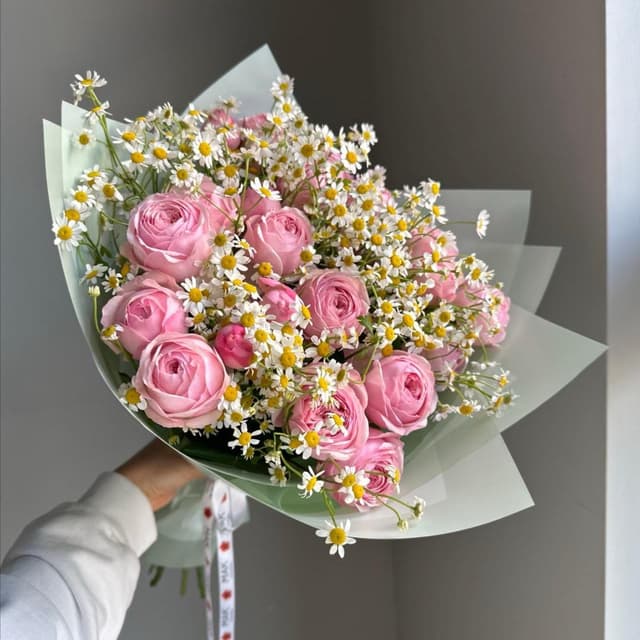 Букет #203 Пионовидные кустовые розы и ромашки