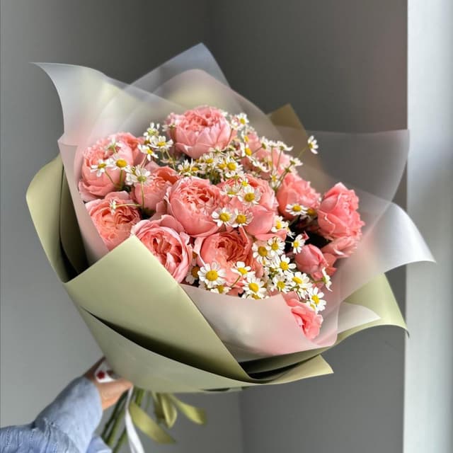 Букет #205 Пионовидные розы, кустовые ромашки