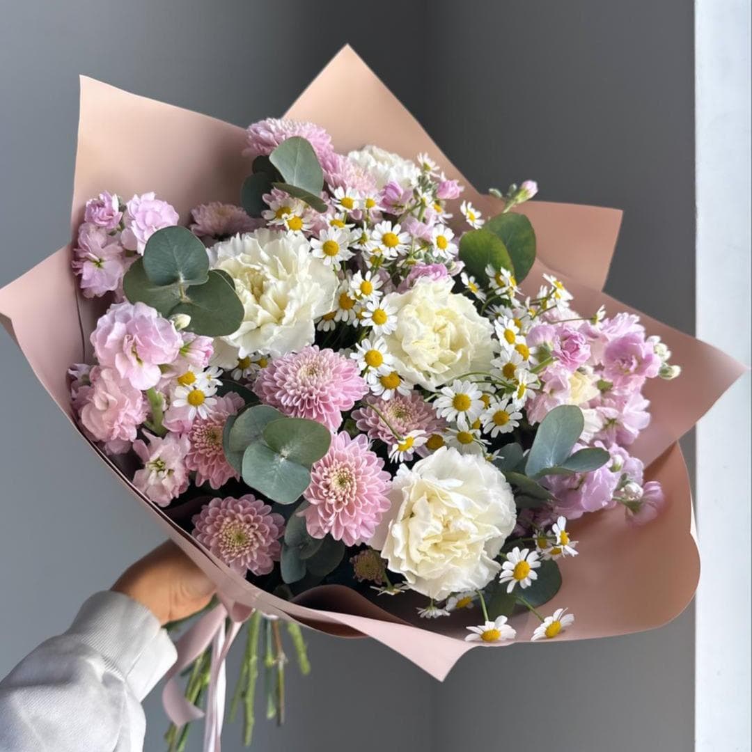 Букет #202 Маттиола, кустовая хризантема, диантусы и ромашки