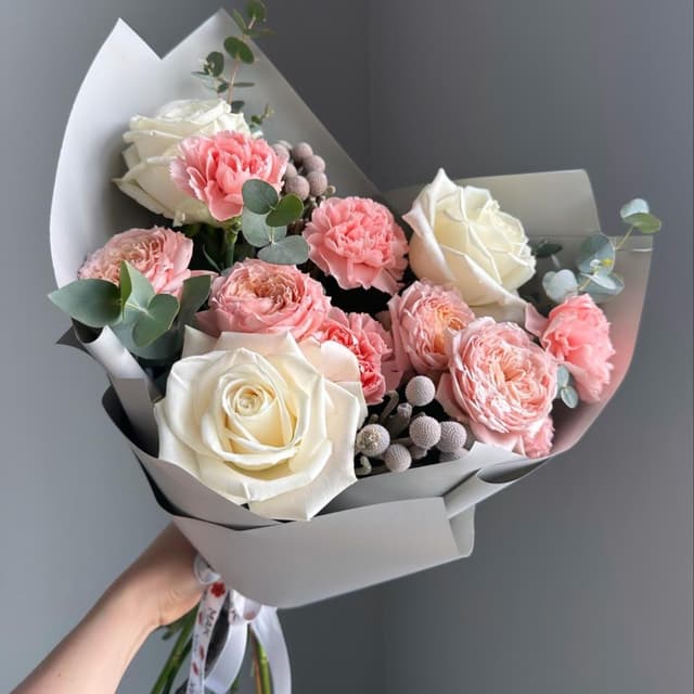 Букет #208 Кустовые и пионовидные розы, диантусы, эвкалипт
