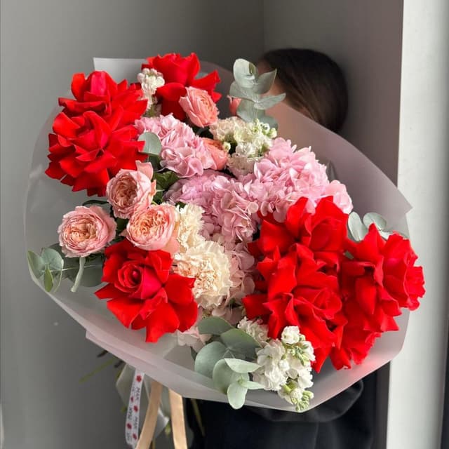 Букет #209 Гортензия, пионовидные розы, диантусы