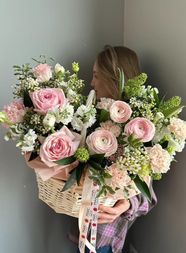 Корзина #274 ранункулюсы, пионовидные розы