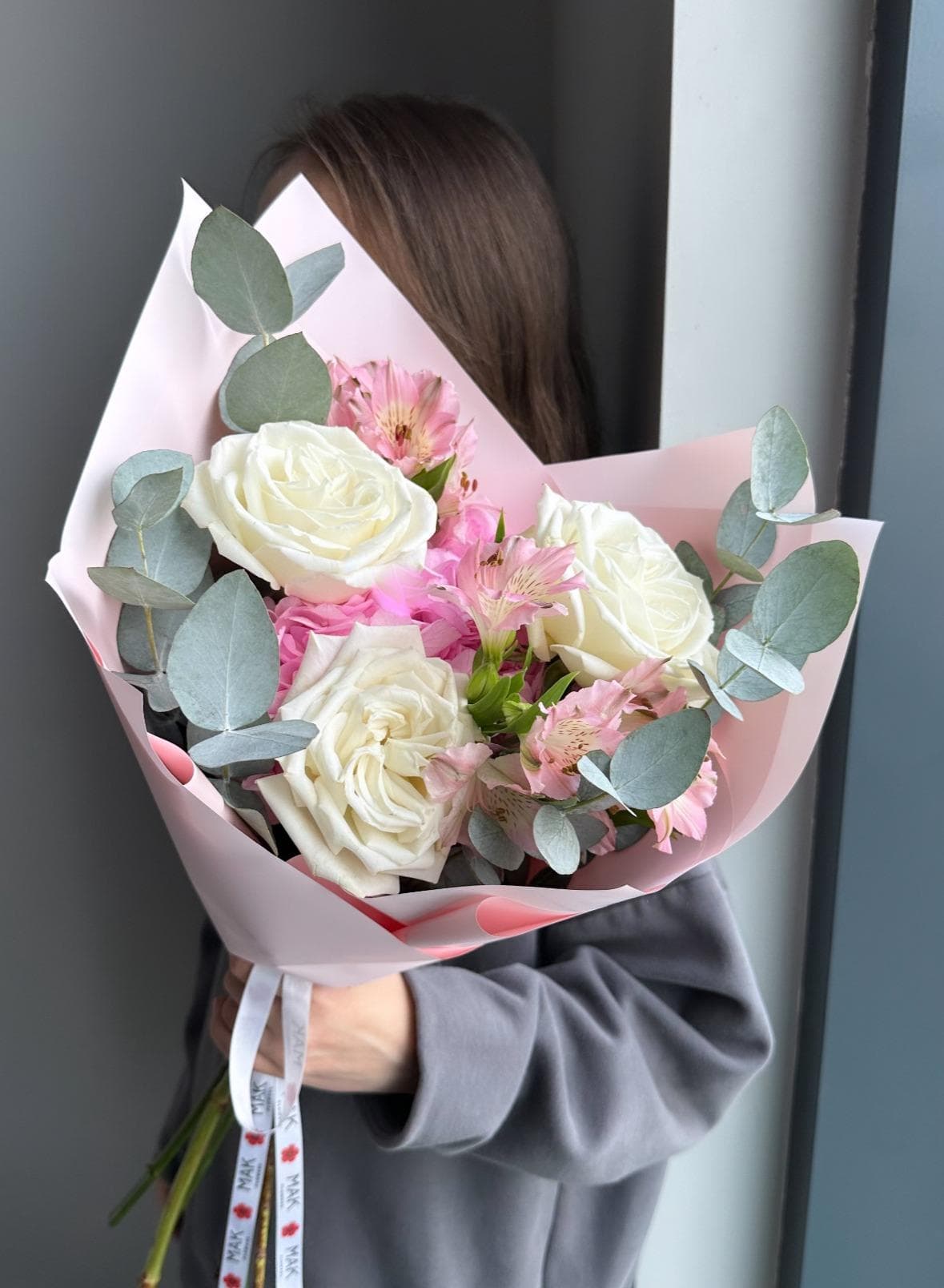 Букет #225 Гортензия, розы, альстромерия и эвкалипт