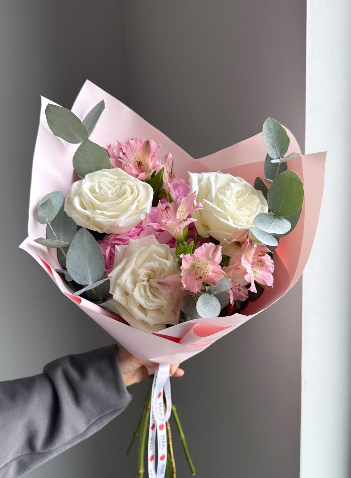 Букет #225 Гортензия, розы, альстромерия и эвкалипт