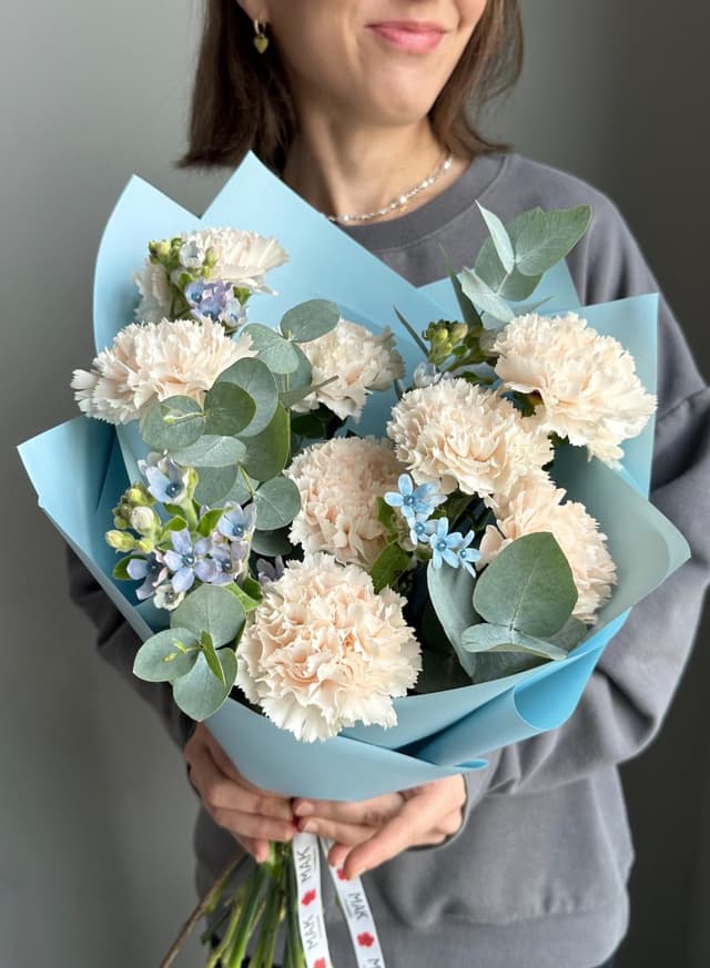 Букет #227 Диантусы, оксипеталум, эвкалипт