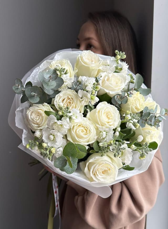 Букет #213 Розы, кустовая маттиола, эвкалипт