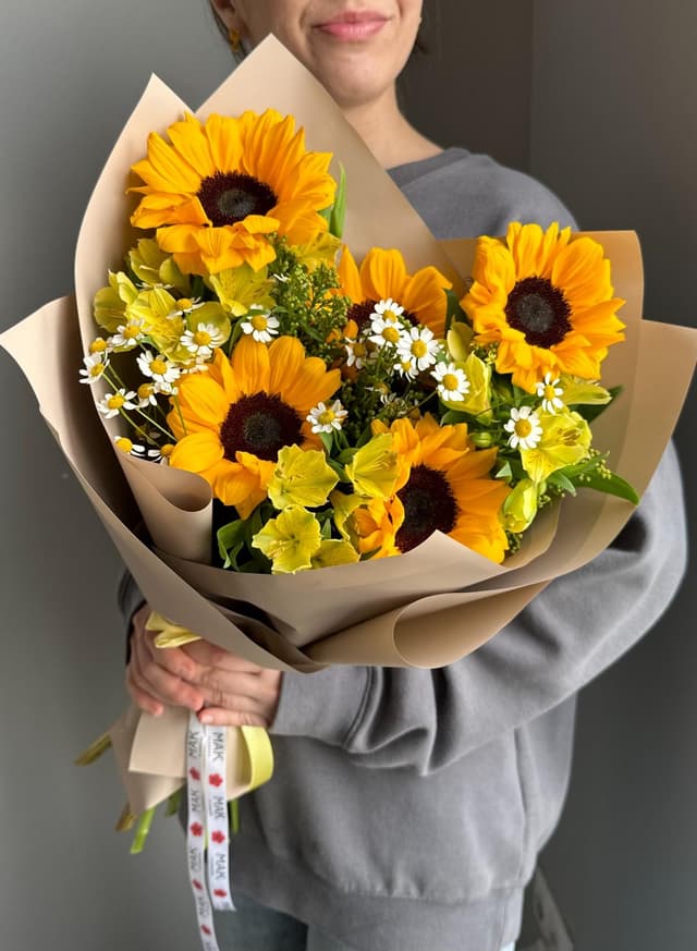 Букет #220 Подсолнухи, кустовые ромашки, альстромерия