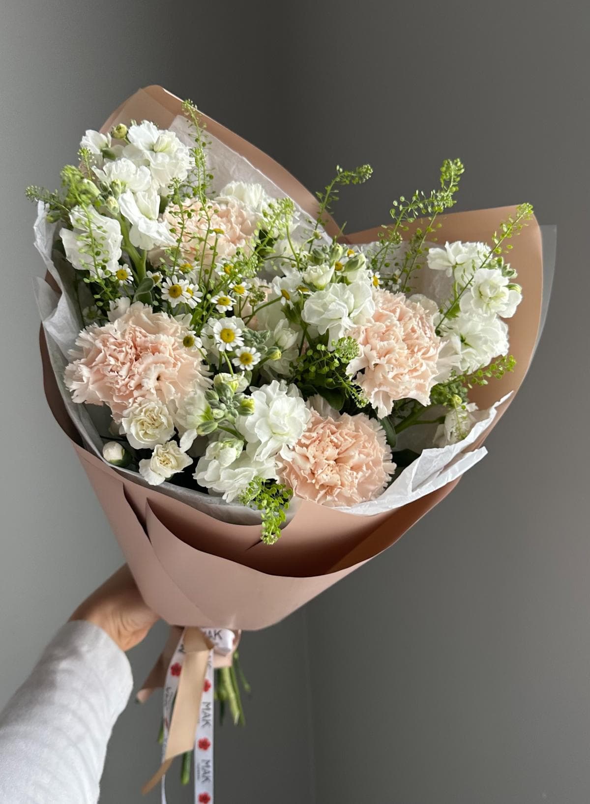 Букет #212  Кустовая маттиола, диантусы, ромашка, гринбелл