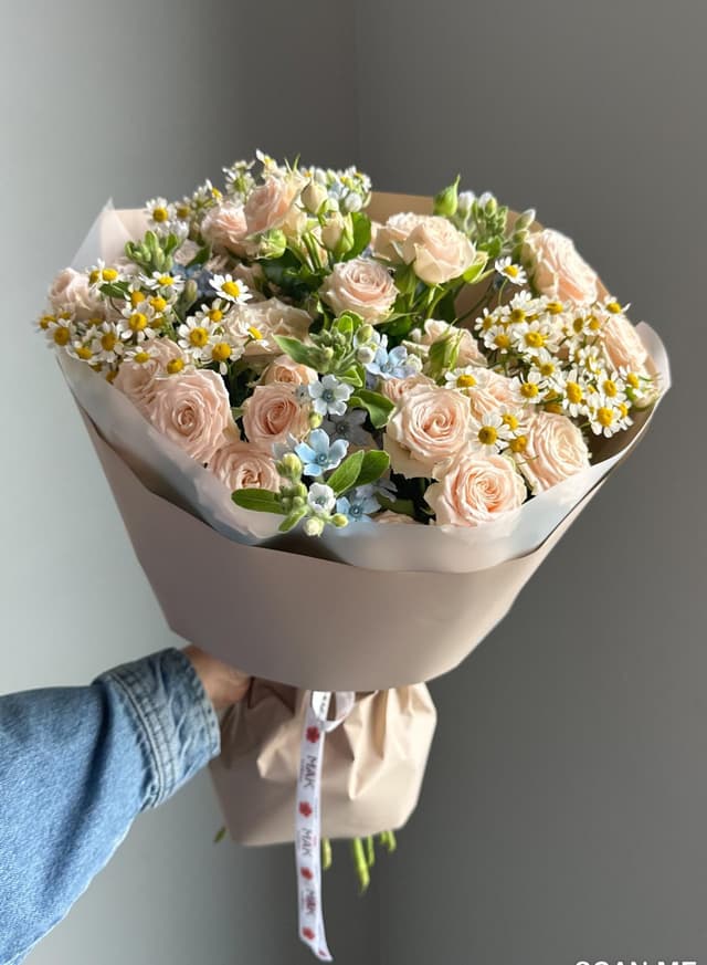 Букет #231 Кустовые розы, оксипеталум, ромашки