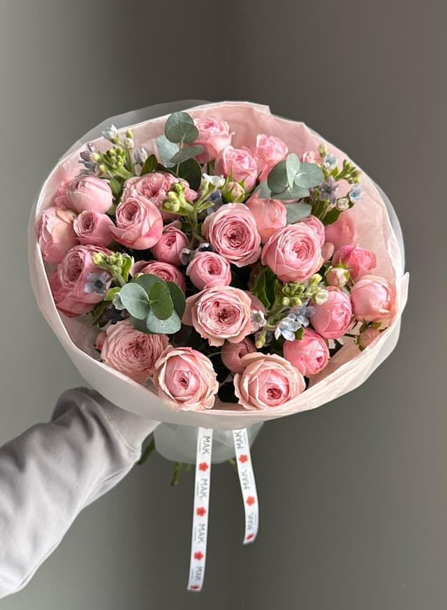 Букет #235 Пионовидные розы, оксипеталум, эвкалипт