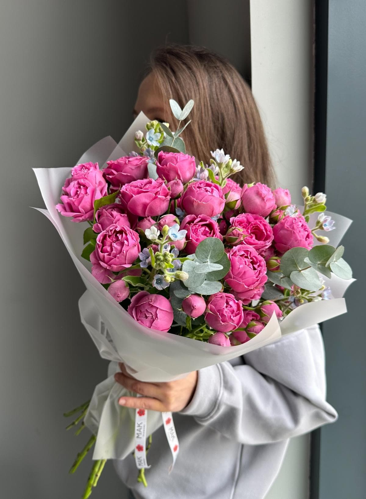 Букет #239 Кустовые пионовидные розы, оксипеталум