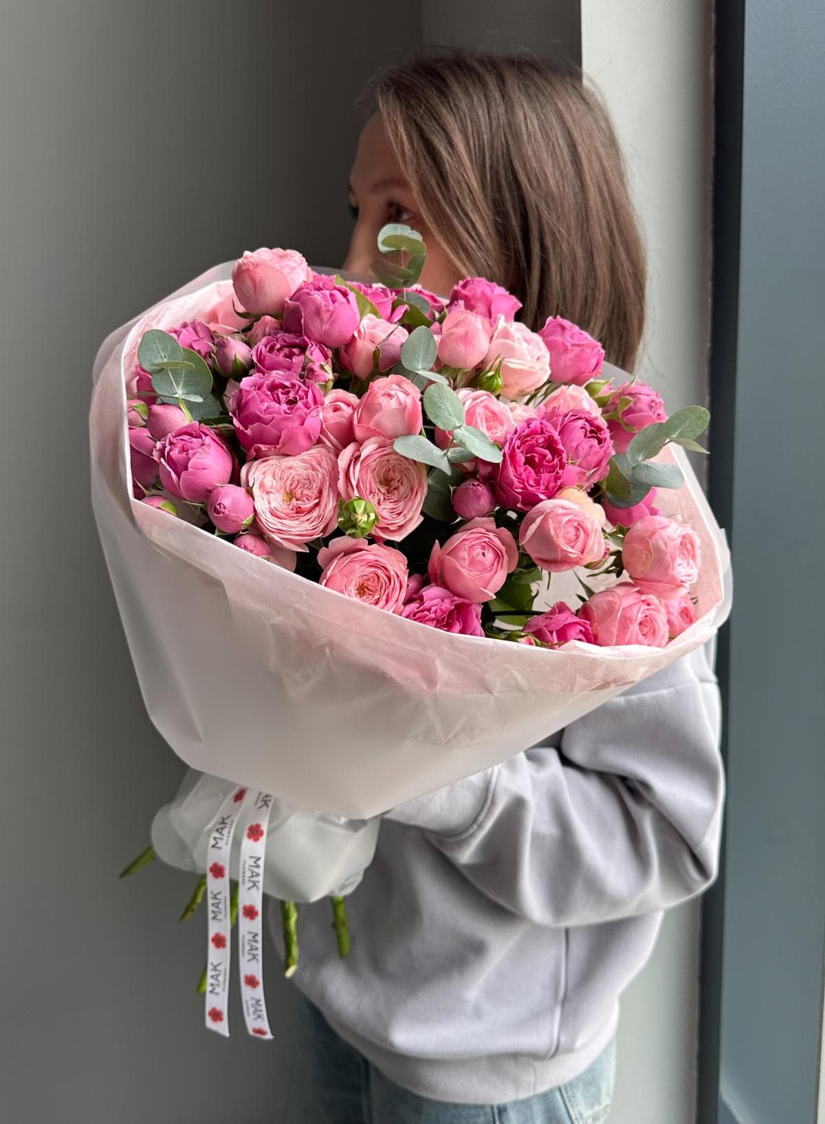 Букет #242 Кустовые пионовидные розы и эвкалипт