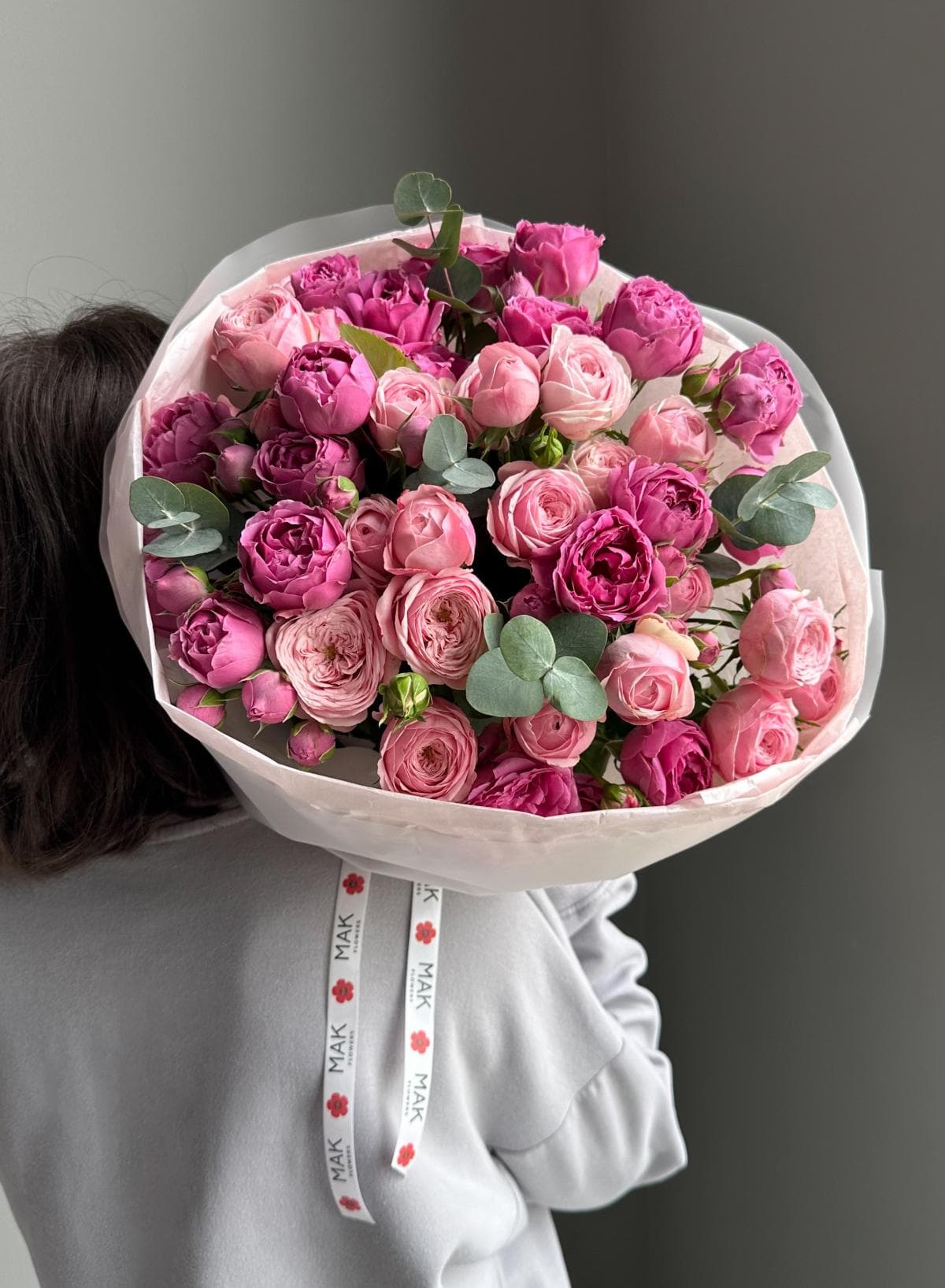 Букет #242 Кустовые пионовидные розы и эвкалипт