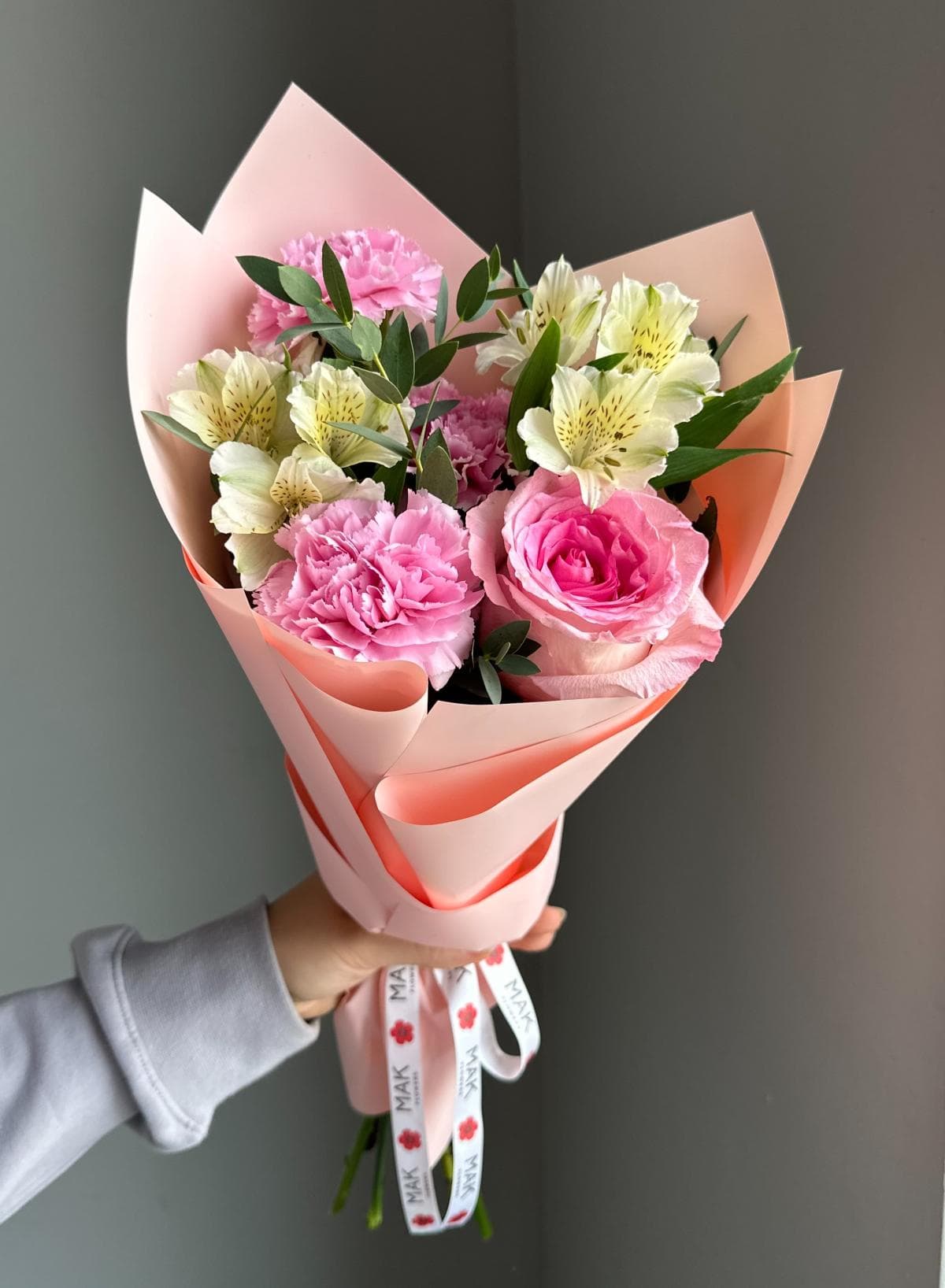 Букет #252 Альстромерии, розы, диантусы