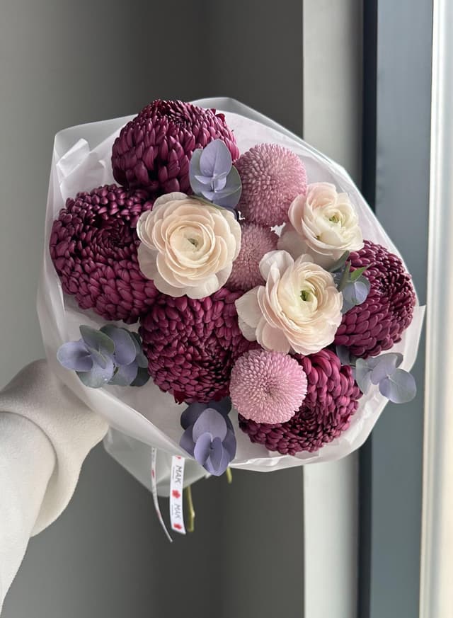 Букет #261 Хризантемы "Бигуди", ранункулюсы