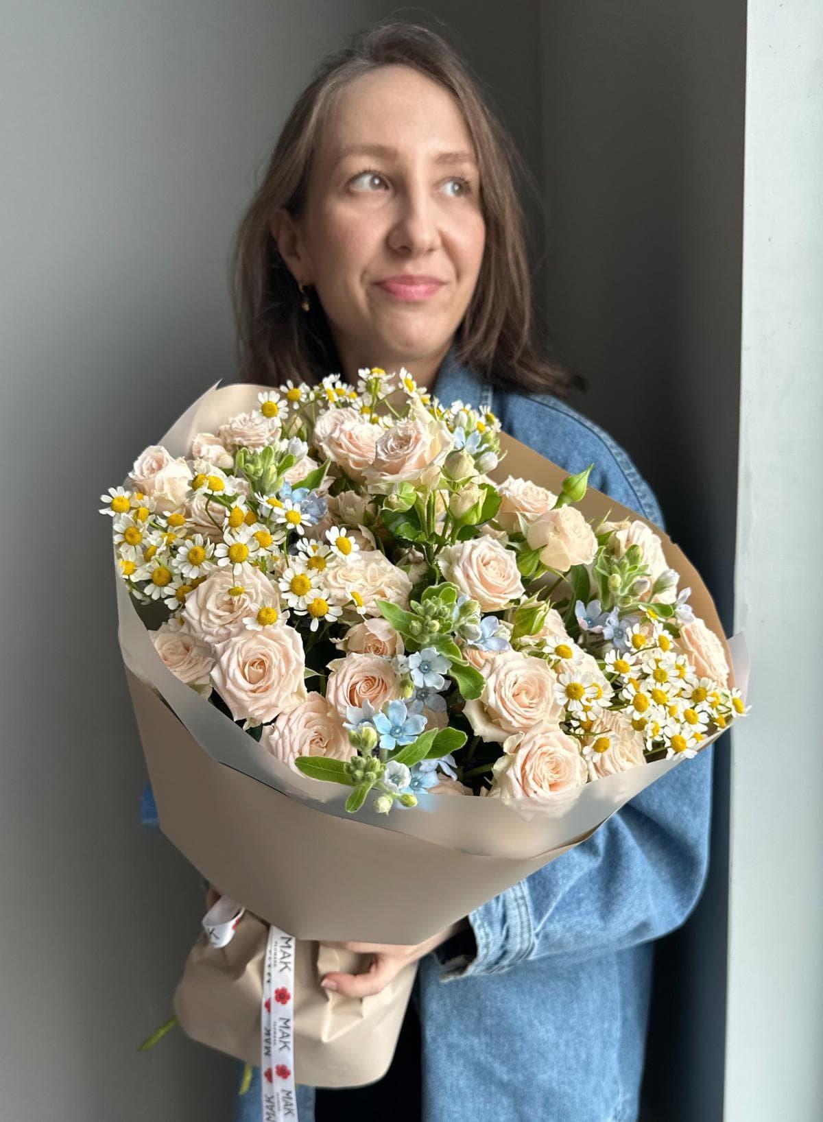 Букет #231 Кустовые розы, оксипеталум, ромашки