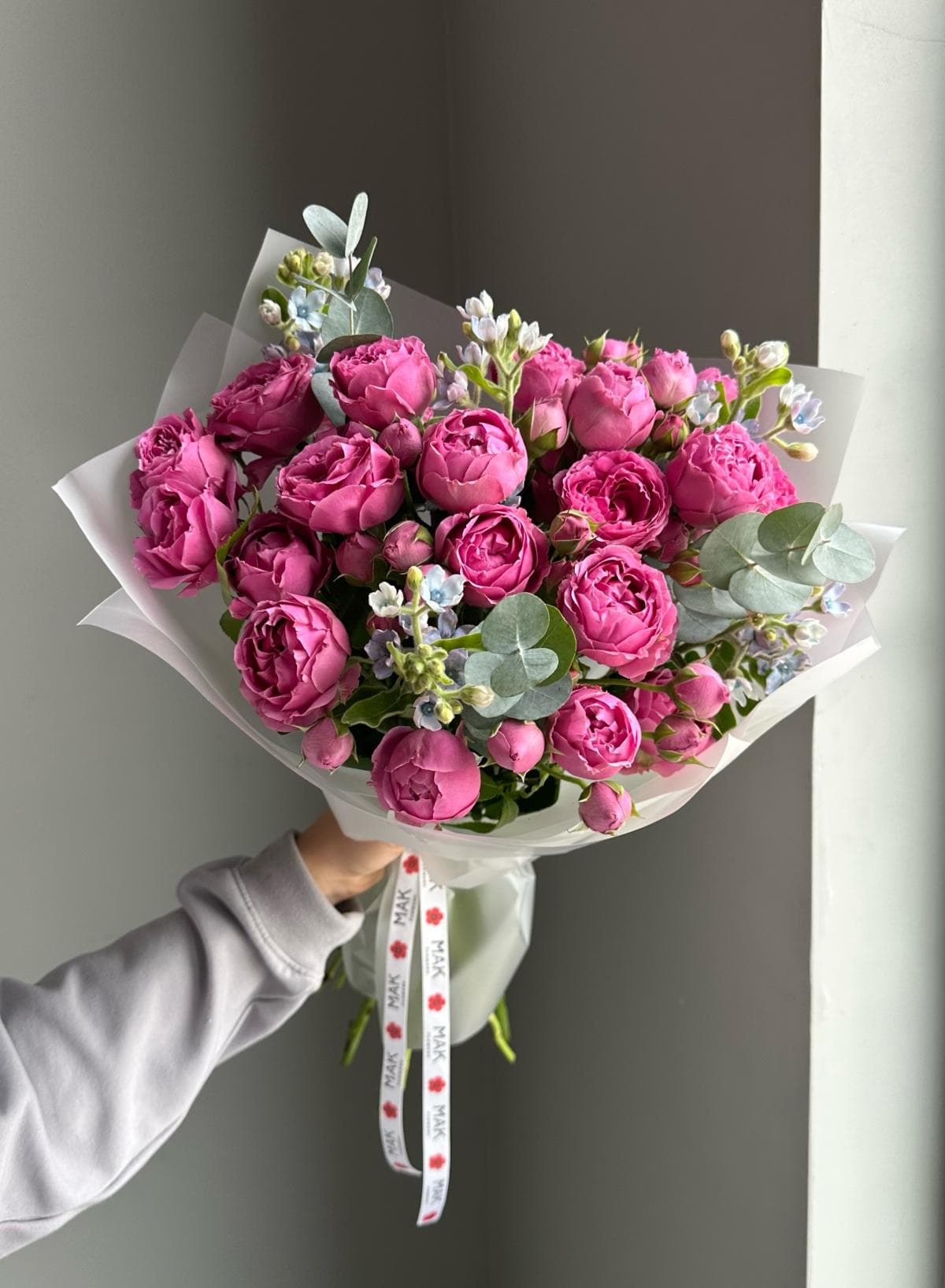 Букет #239 Кустовые пионовидные розы, оксипеталум