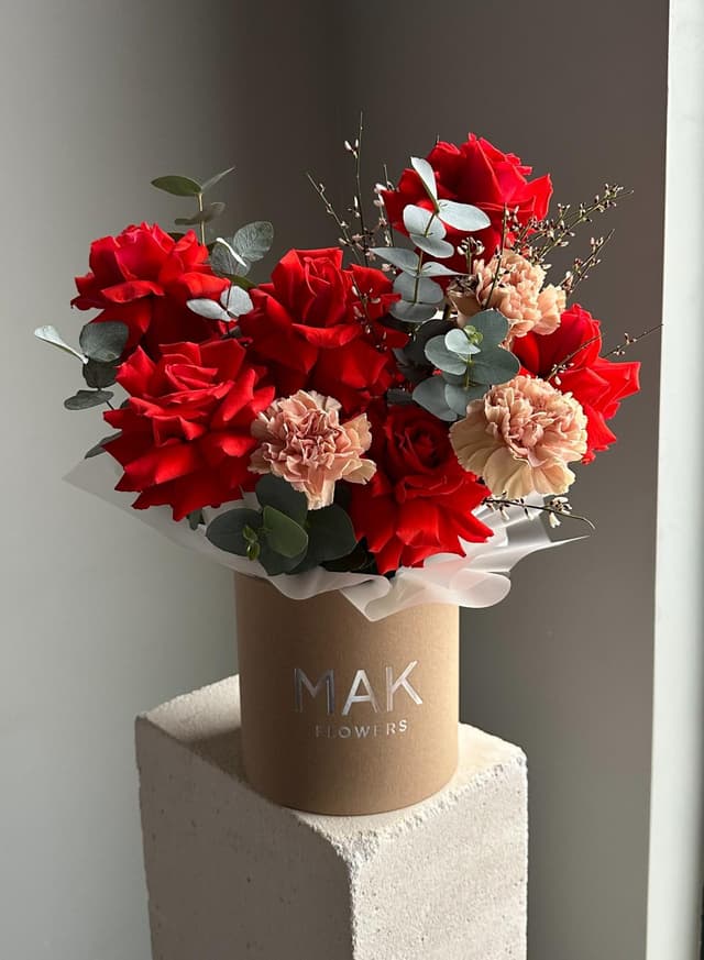 Коробка #326 Розы "Нина", диантусы Коробка #326 Розы "Нина", диантусы