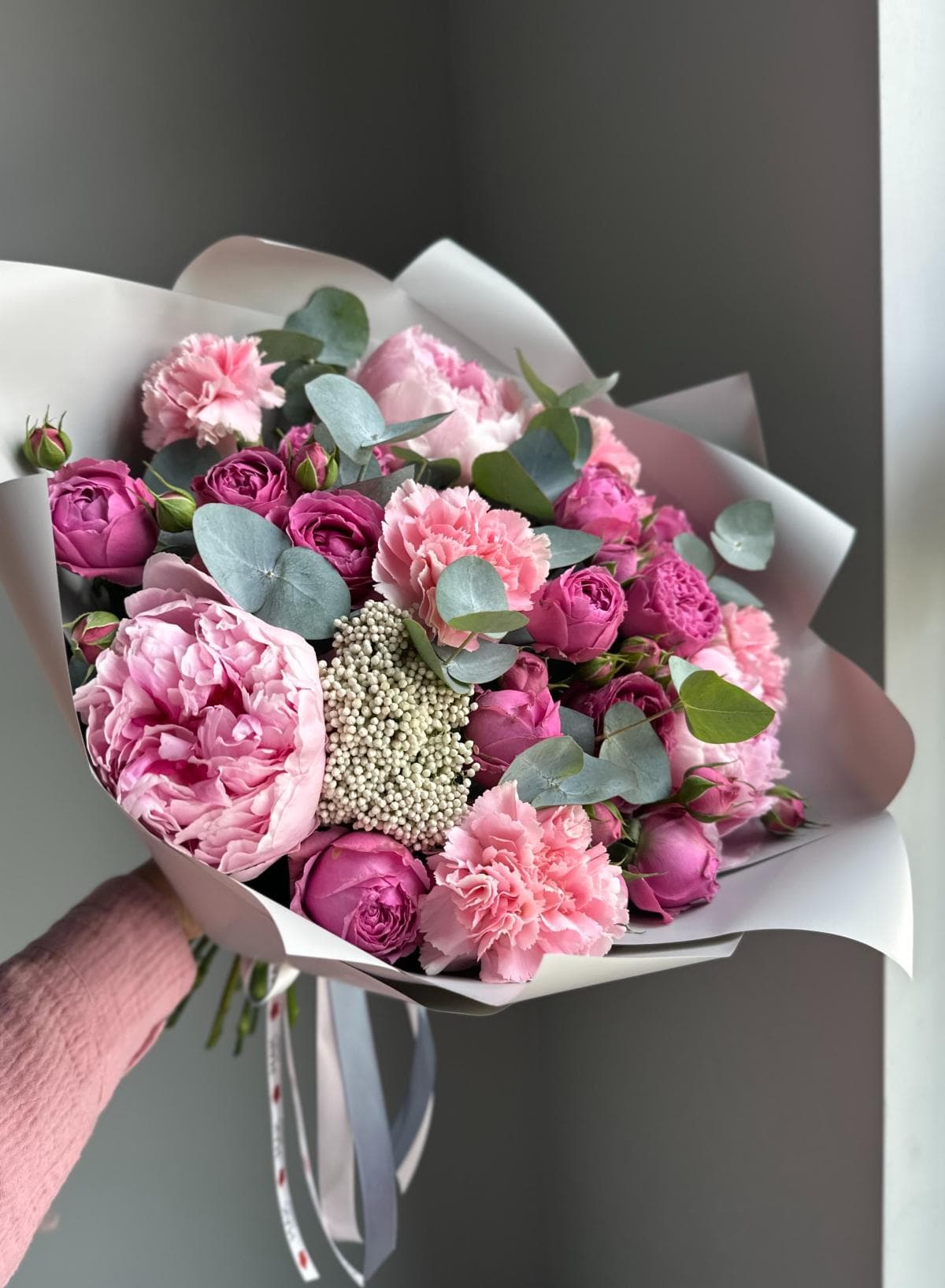 Букет #224 Пионовидные розы, диантусы, эвкалипт