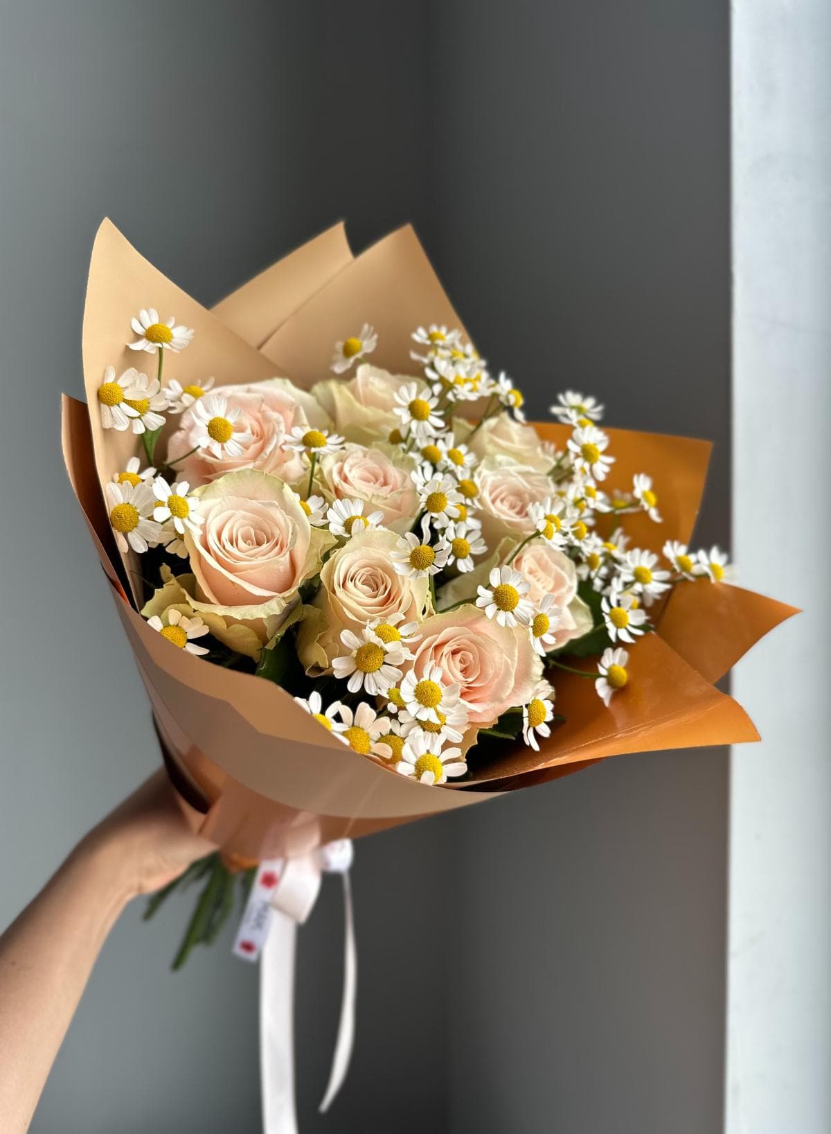 Букет #216 Розы, кустовые ромашки